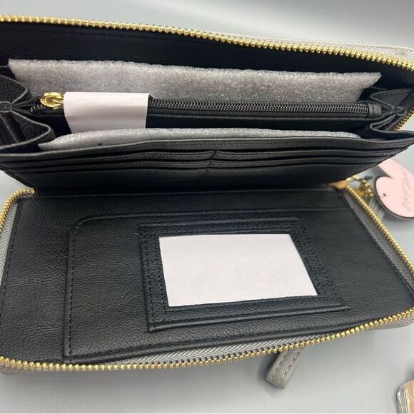 Betsey Johnson Logo Gray Zip Around Wallet Wristlet - Picture 4 of 4